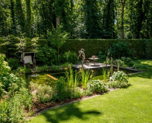 Schwimmteich mit einer Dekofigur