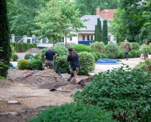 Pflanzarbeiten auf einer Baustelle