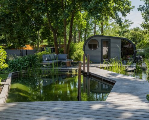 Vorgarten nach der Umgestaltung: Schwimmteichgarten im vorderen Gartenbereich