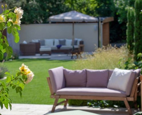 Gemütliche Sitzecke auf der Terrasse im Garten