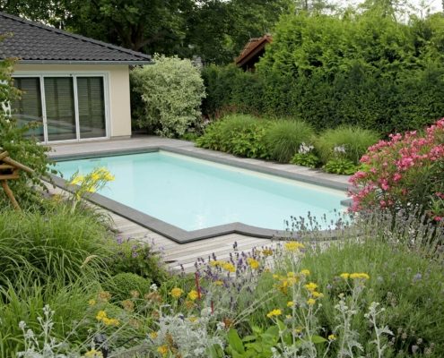 Swimming Pool und Gartenbepflanzung